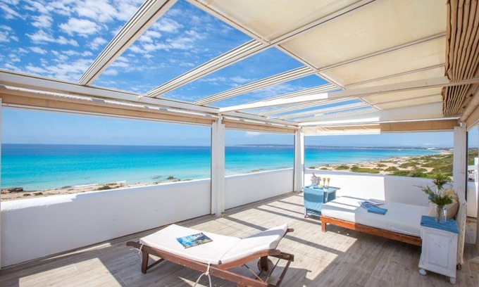 Formentera Casa | Villa al borde de la playa con acceso directo desde la casa