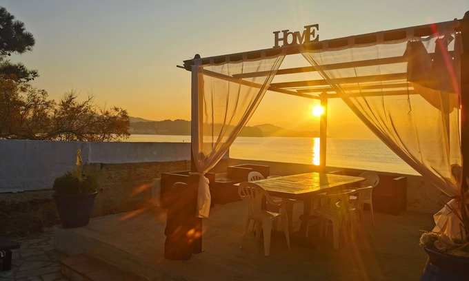 Les Sablettes Villa | Beachfront villa, your private access to the beach.