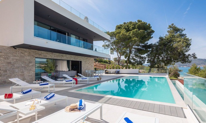 Okrug Gornji Villa | Beachfront Villa Milka with Pool