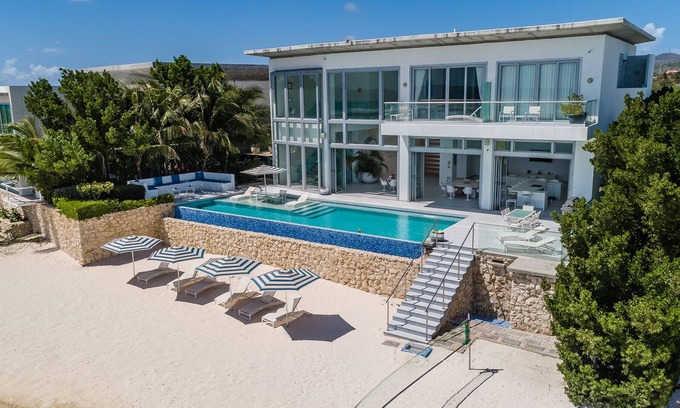 Savaneta Casa | Nueva casa privada frente a la playa: piscina infinita, gimnasio, estar y mucama