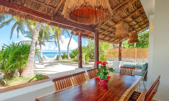 Akumal Villa | Hermosa casa frente a la playa en el sur de la bahía de Akumal con 4 habitaciones.