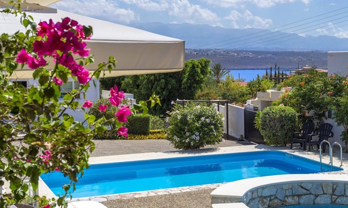 Tersanas Villa | Villa De Lujo Con privada para adultos y piscina de bebé, completa privacidad a través de vallas de altura