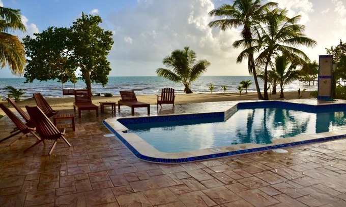 Sittee River Villa | Windsong Belice - Nueva villa frente al mar con piscina