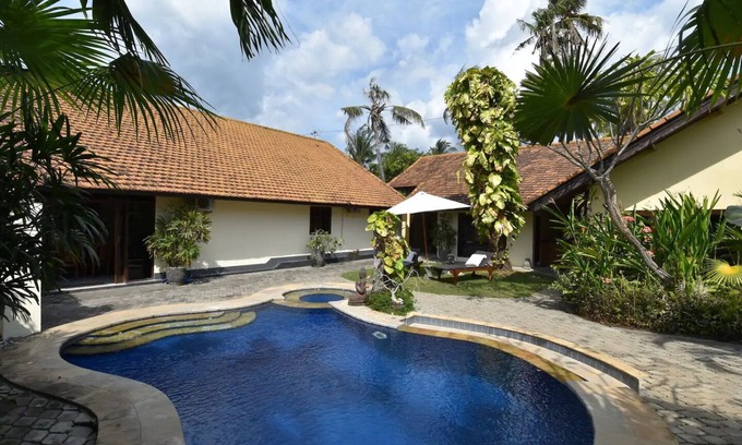 Banjartegehe Villa | Beachfront villa with private pool, garden and terrace