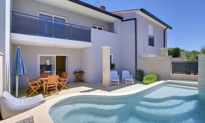 Banjole Casa | Villa en primera línea de playa con piscina privada y aire acondicionado, wifi, terraza, barbacoa - ideal para unas perfectas vacaciones en familia.