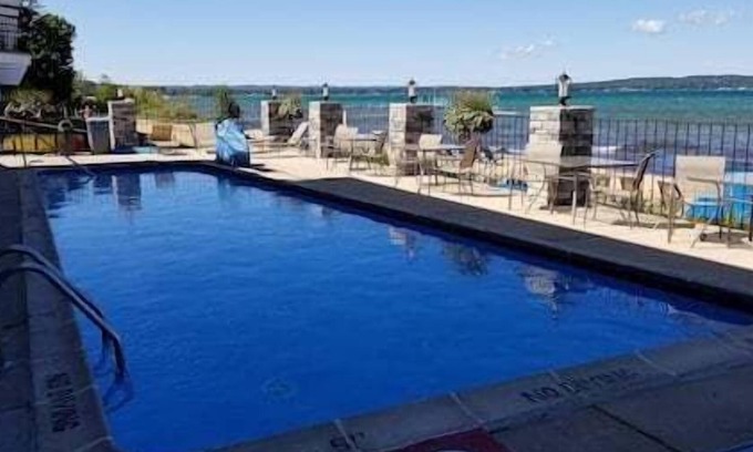 Traverse City Condominio | ✵ Beachfront Walkout Condo: Pointes North Resort | 106