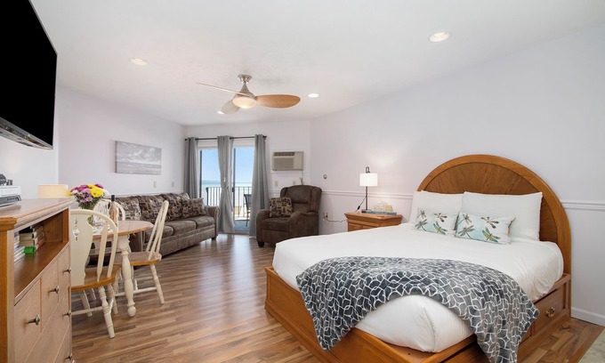 Traverse City Condominio | ✵ Beachfront Walkout Condo: Pointes North Resort ➠ 106/110 Combined