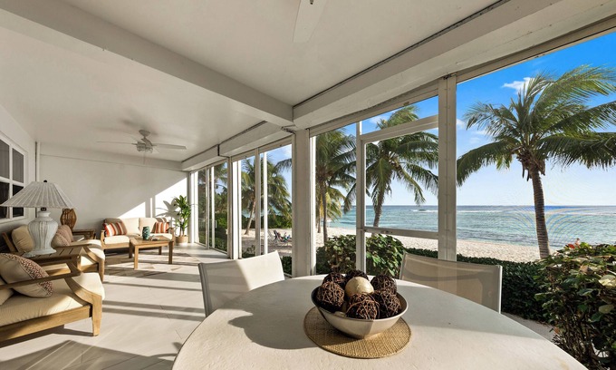 Savannah Condominio | Beachfront walkout with amazing patio & view