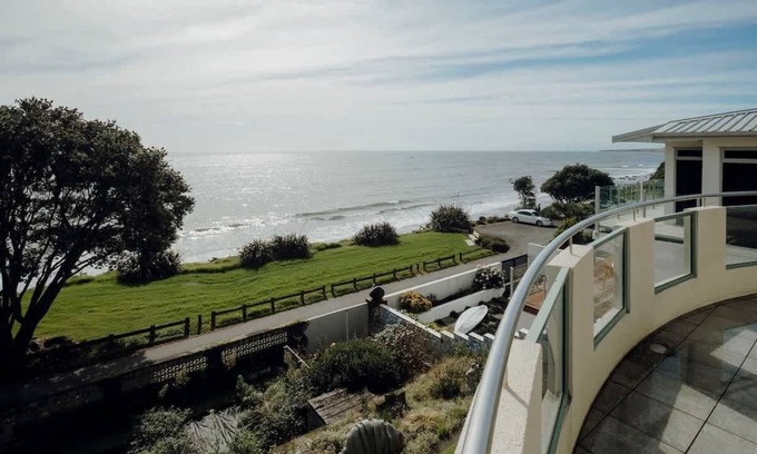 Bell Block Casa | Wanaka Beachouse - stay next to the sand