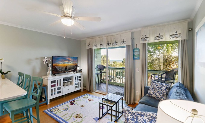 Isle of Palms Condominio | Beachfront well stocked 1 bedroom sea cabin w/ beach view, pier, community pool.
