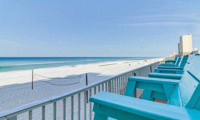 Panama City Beach Apartamento | Beachfront- with Pool-Walking Distance to Dining