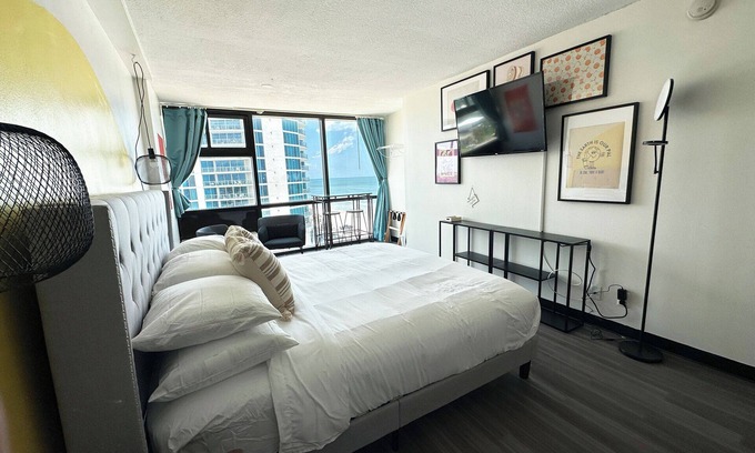 Daytona Beach Apartamento | Beachfront with an ocean view! Cozy studio with King size bed