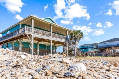 Port Bolivar Casa | Beachfront with Fire Pit, Gourmet Kitchen and Views