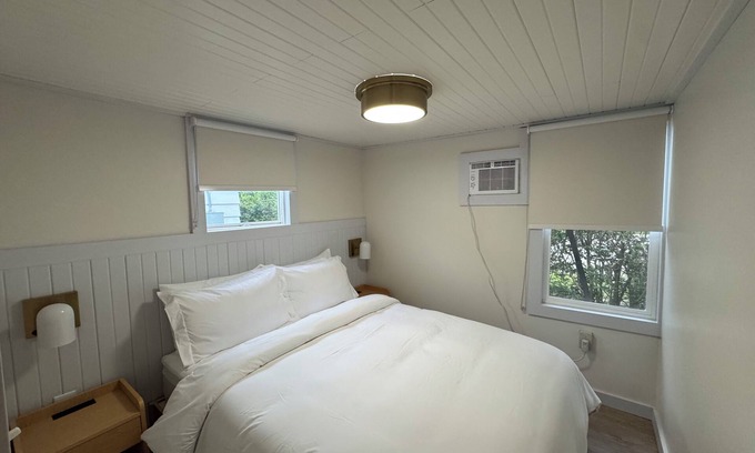 Geneva-on-the-Lake Cabaña | Beachland Cottage