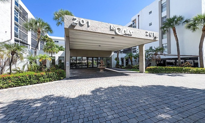Sunny Isles Beach Apartamento | “Beachside 1BR Oasis ‒ Pool, Secure Lobby, Sleeps 5 in Sunny Isles”