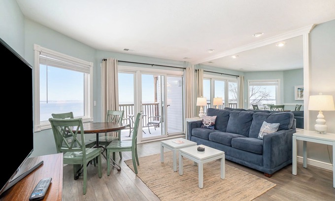 Traverse City Condominio | Beachside 214 Luxury Condo on the Beach