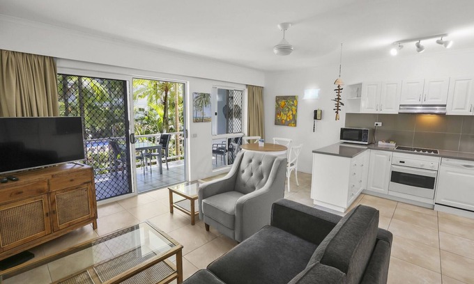 Clifton Beach Apartamento | Apartamento junto a la playa con vistas a la piscina y al jardín.