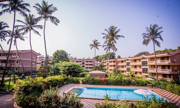 Candolim Apartamento | Apartamento amueblado en Candolim Goa con piscina y vistas al jardín