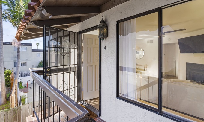 Point Loma Heights Condominio | Beachside Bliss: Cozy Condo with Fireworks View