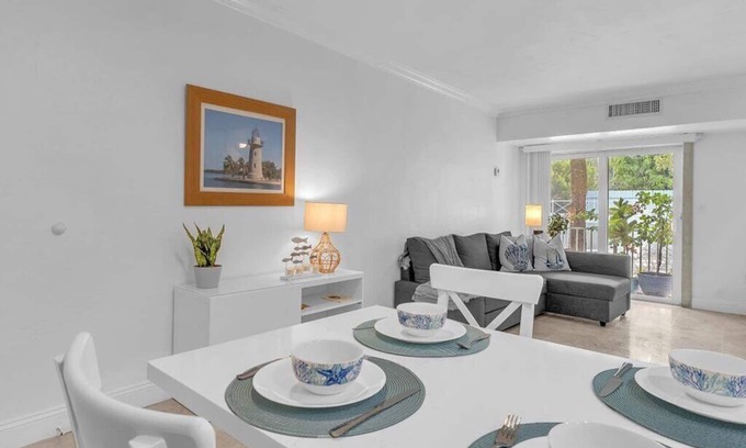 Key Biscayne Casa | Beachside Bliss: One-Bedroom perfect vacation parking included