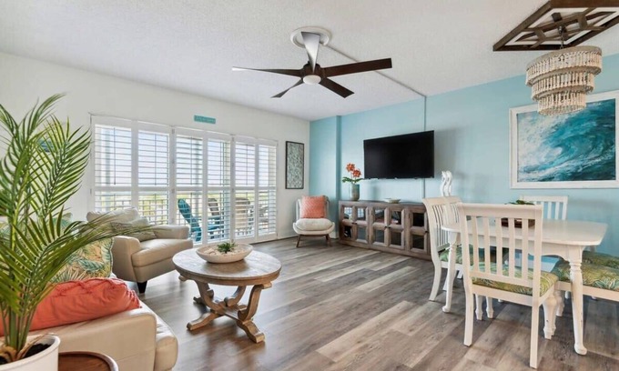 South Patrick Shores Apartamento | Beachside Bliss: 2-Bedroom Apartment Near the Ocean