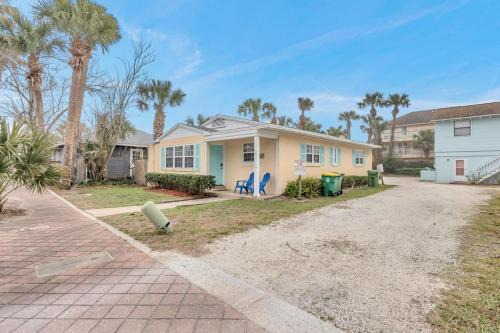 Jacksonville Beach Casa | Beachside Cottage Home - Short Walk to the Beach