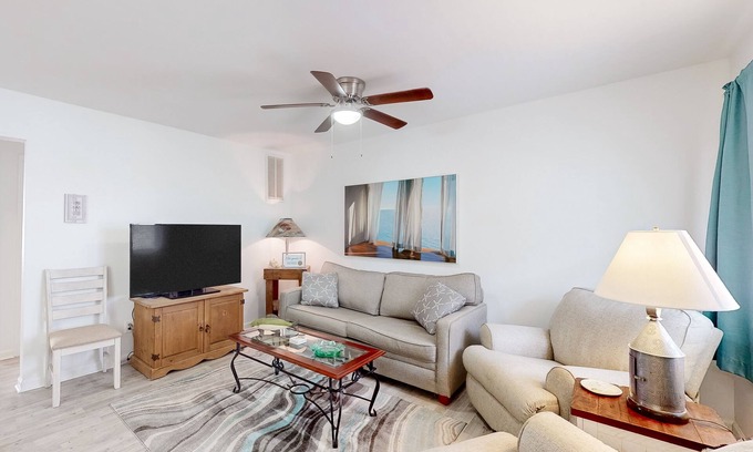 Caine Woods Condominio | Beachside dog-friendly condo with furnished deck & walkable location