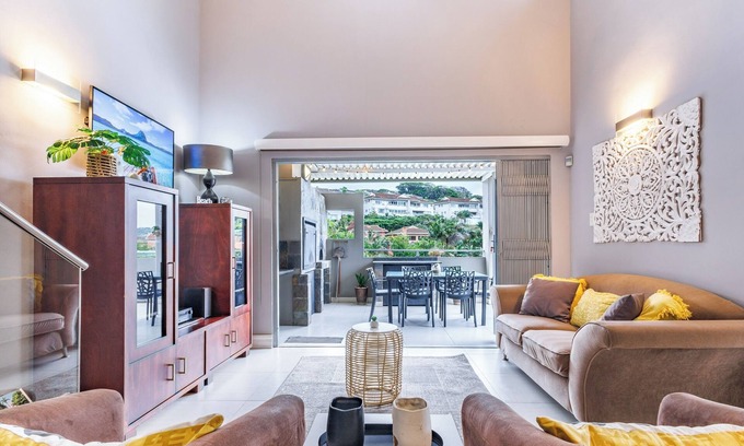 Ballito Apartamento | Beachside Escape in Ballito: Pizza Oven, Pool
