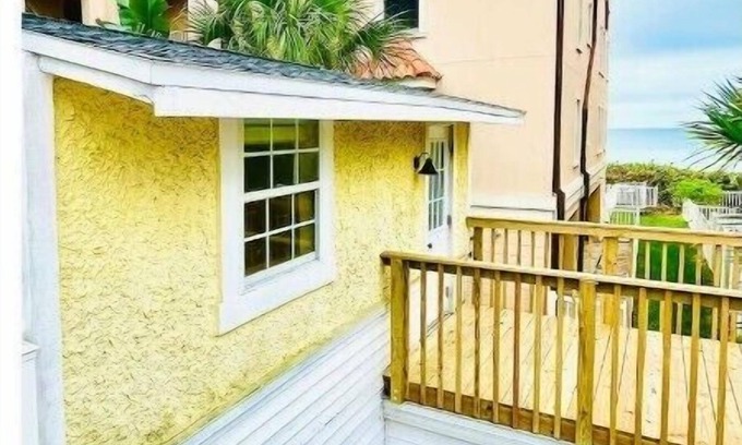 Indian Rocks Beach Cabaña | Beachside Historic Cottage – Steps to Sand!
