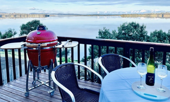 Penna Casa | Beachside home near Hobart airport