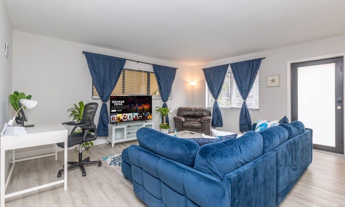 Poinciana Park Casa | Beachside w/Parking - Las Olas, Airport, Port Evg