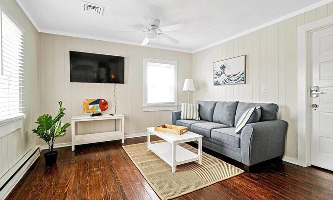 Northeast Virginia Beach Apartamento | Beachwalk #2, 8 minute walk to the Beach!