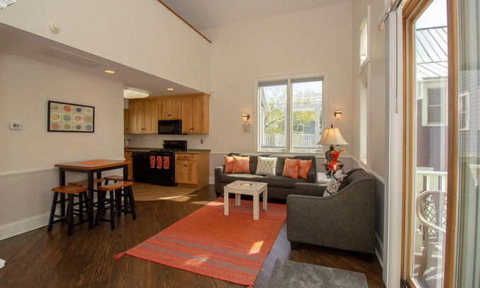 Michigan City Casa | Beachwalk Guest Cottage Across from Lake Michigan