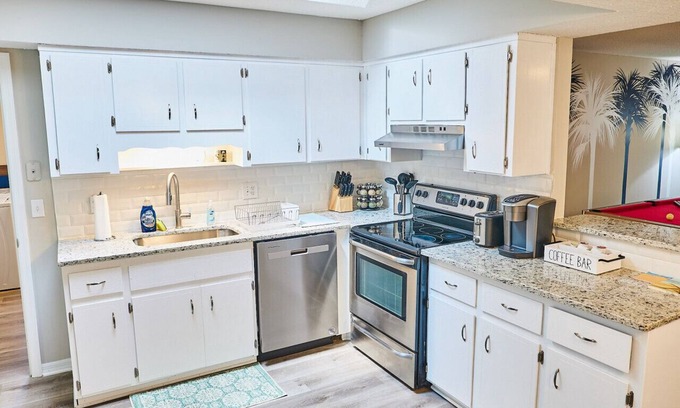 Isle of Palms Casa | Beachy Bungalow: 3BR Home w/ Billiards/grill!