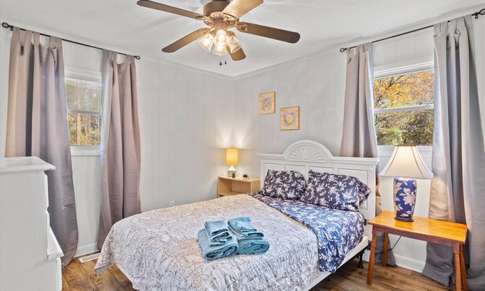 Wake County Casa | "Beachy" Getaway - Cozy and Secluded Lodge Home