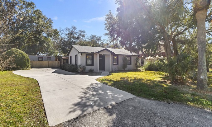 Isle of Palms Casa | Beachy Isle of Palms Bungalow in A+ Condition!