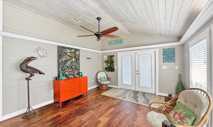 Port Bolivar Casa | Beachy Vibes-3 bedroom/2 bath/pet-friendly, w/pool, sleeps 10