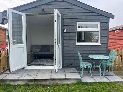 Warden Chalet De Esquí | Beachy Vibes and Chill Times 2 bed chalet in Leysdown