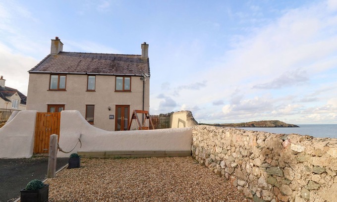Cemaes Bay Cabaña | BEACON COTTAGE, admite mascotas, con un jardín en Cemaes Bay, Ref 988078