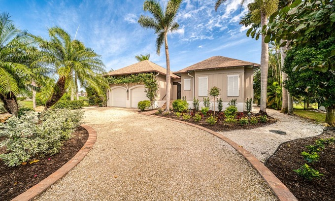 The Dunes Casa | Bean & Bubs Shell Shack: Luxurious & Private Pool Home with Lake & Golf Views