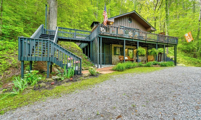 Townsend Cabina | 'Bear Acres Getaway' Cabin w/ Deck in Townsend!