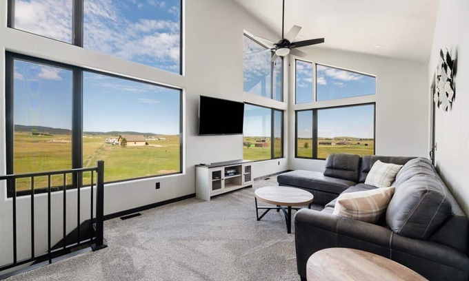 Sturgis Casa | Bear Butte Luxury Retreat~ Hot Tub~ 10 Mins to DT