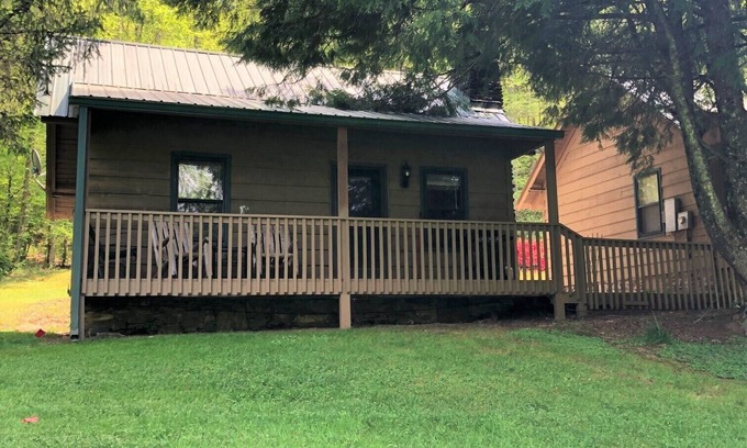 Rabun Gap Cabina | Bear Cave Cabin is perched on a hilltop overlooking Valley Springs lake