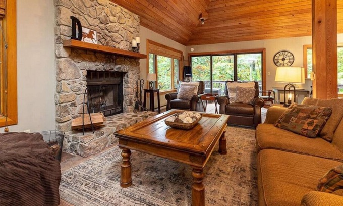 Chestnut Springs Cabina | Bear Cave Haus at Wintergreen Resort