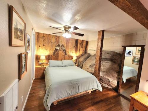 West Village Casa | Bear Cave- Pet Friendly Suite In Shaver Lake
