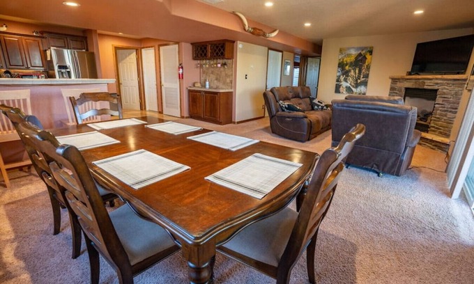 Colorado Springs Condominio | Bear Creek Lodge - Hot Tub - King Bed - Close to Everything