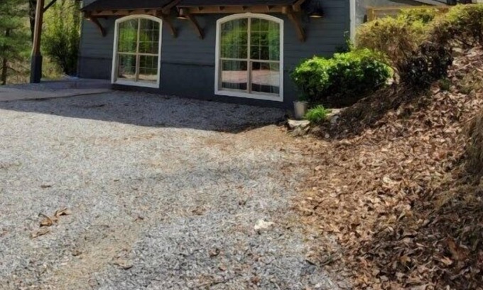 Hendersonville Cabina | Bear Crossing- Exciting Adventure Ahead! Pets Welcome - Hiking!