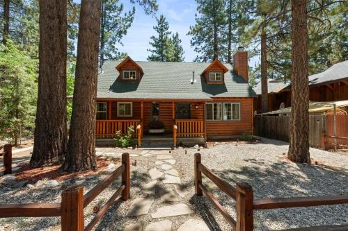 Peter Pan Casa | Bear Cub Cabin with Hot Tub, Outdoor Patio w BBQ!