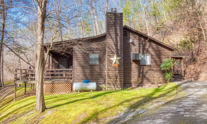Sevierville Casa | Bear Den, Hot Tub, Cozy Cabin Retreat in the Smokies Comfort & Fun for All