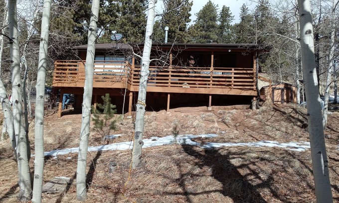 Cripple Creek Casa | Bear Foot Getaway: Secluded Cabin in Aspens, deck, Hot Tub, 6Mi to Cripple Creek